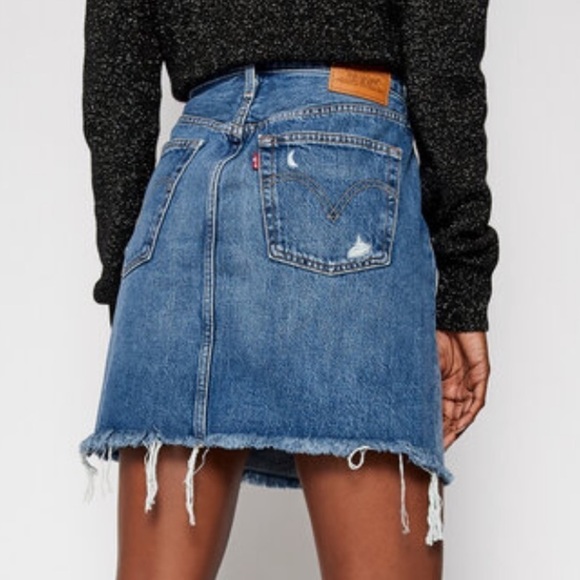 NWT Levi’s High Rise Deconstructed Denim Mini Skirt Stuck in the Middle Wash - Picture 3 of 9